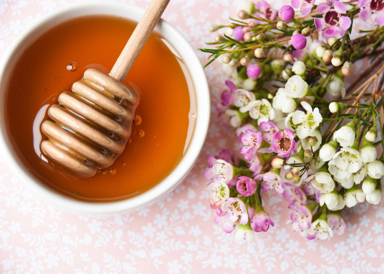 Manuka honey next to Manuka flowers